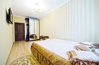 Отель Европейский Киев Двухместный номер эконом-класса с 1 кроватью и 1 ванной комнатой на 2 номера-3