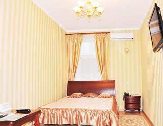 Отель Европейский Киев Двухместный номер эконом-класса с 1 кроватью и 1 ванной комнатой на 2 номера-7